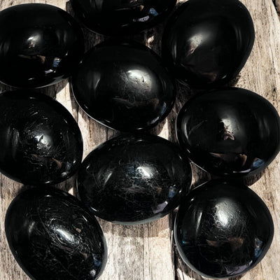 Black Tourmaline Palm Stone – Protective Crystal for Grounding, Energy Shielding & Stress Relief