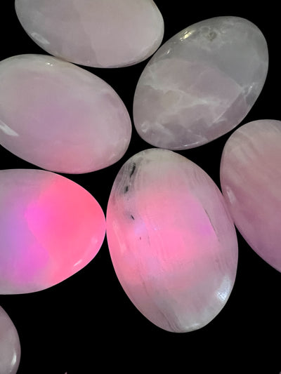 Mangano Calcite Palm Stone – UV Reactive Healing Crystal for Heart Chakra, Emotional Healing & Self-Love – 115g, 3x2 Inches