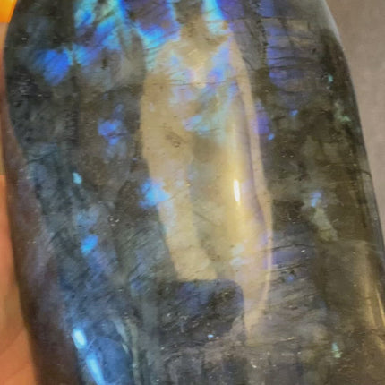 High-quality self-standing labradorite freeform showcasing vibrant colors, sourced from Madagascar. Polished labradorite freeform with a self-standing base reflecting a spectrum of colors, originating from Madagascar. Exquisite Madagascar labradorite freeform with natural iridescence, capable of standing on its own for display.