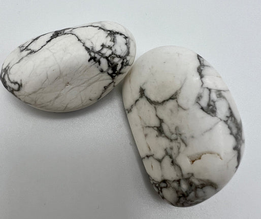 Howlite palm stone - Raven's Cauldron